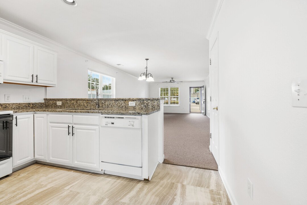 Photo - 395 Thistle Ln