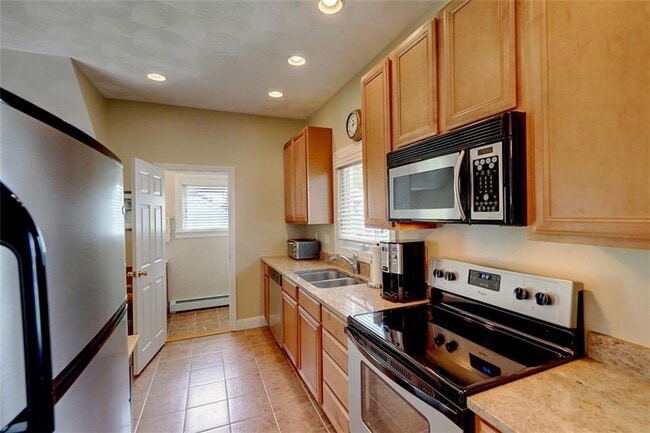 Photo - Providence/Elmhurst – Gorgeous Single Fami...