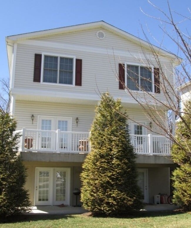 Building Photo - 3 Bedroom 3.5 Bath Condo
