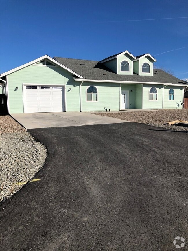 Building Photo - Sunny Three Bedroom in North Prescott Valley Rental