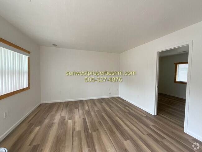 Building Photo - 2 Bedroom, 1 Bath, New Paint and Flooring Rental