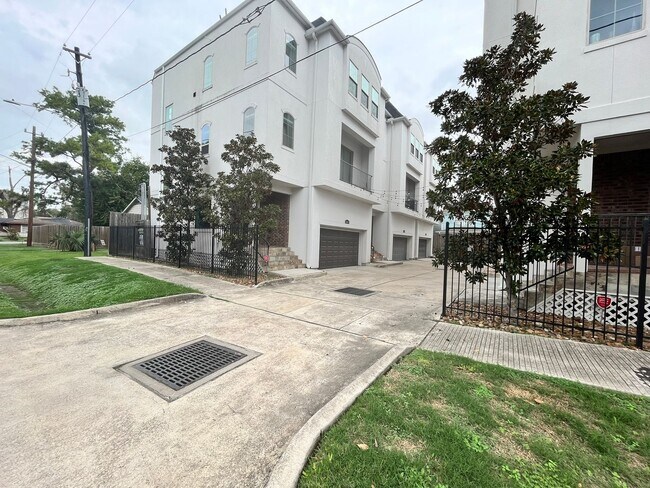 Stunning 3-story, 3 bedroom, 3.5 baths!! M... - Stunning 3-story, 3 bedroom, 3.5 baths!! M...