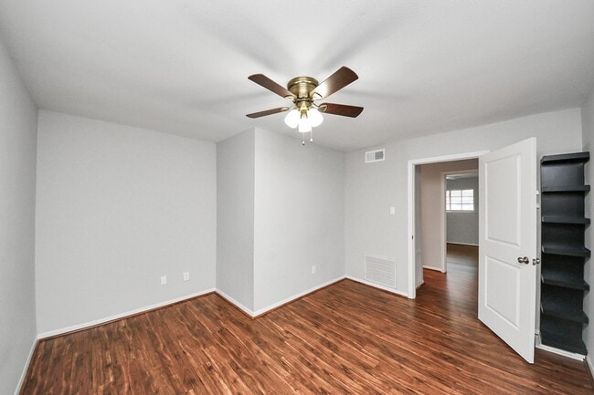 Building Photo - 515 Tallowood Rd Rental