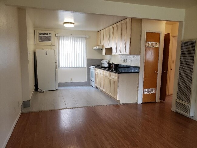 sala de estar con vista a la cocina - 720 Rancheria Dr Unidad C