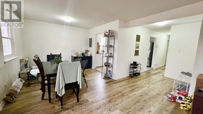 Photo - 81 United Square