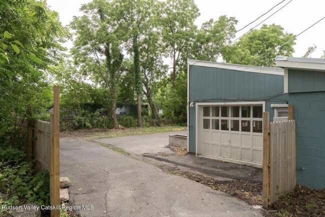 Photo - 825 Columbia St