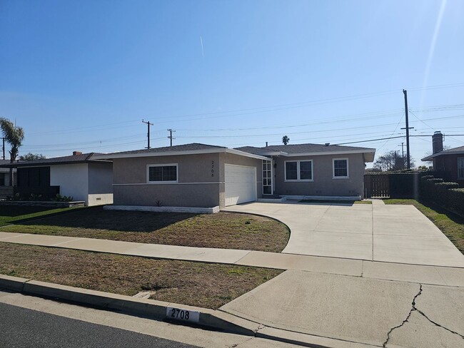 3BD / 2 BA - $4000 | SPACIOUS SFR- MUST SEE!! - 3BD / 2 BA - $4000 | SPACIOUS SFR- MUST SEE!! Casa