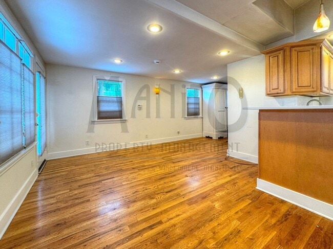 Photo - **COMING SOON** Spacious Windmill Studio Unit