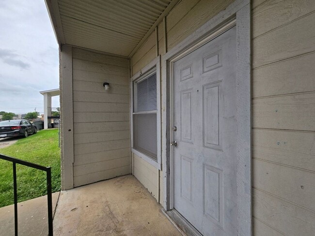 Photo - SECTION 8 ACCEPTED - WATER INCLUDED - AVAI... Unidad 1305 Quail Circle - A