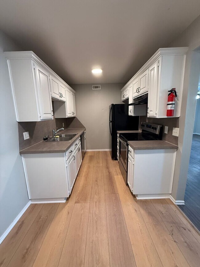 Photo - Charming 1-Bedroom, 1-Bath Apartment with ... Unidad 13