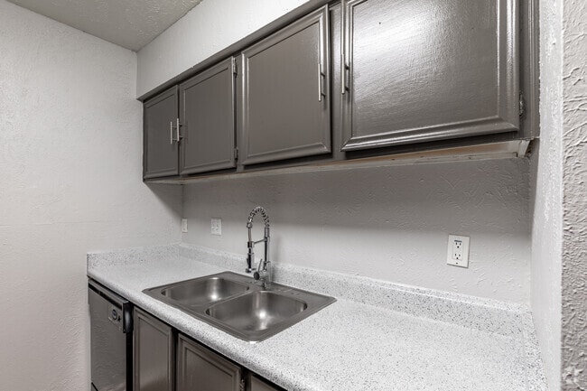 2BR, 2BA - 910 SF