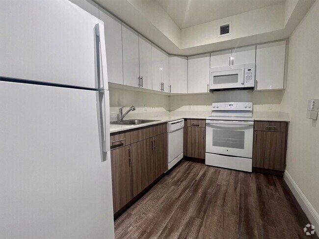 Building Photo - 18335 NW 68th Ave Unit 750302 Rental