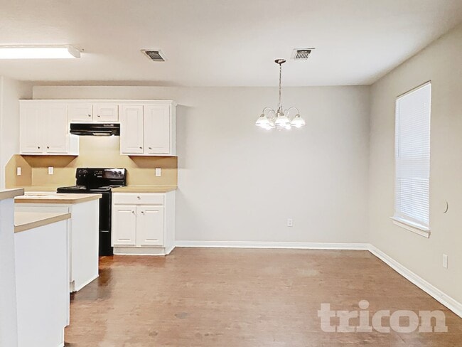 Photo - 220 Kellyn Ct