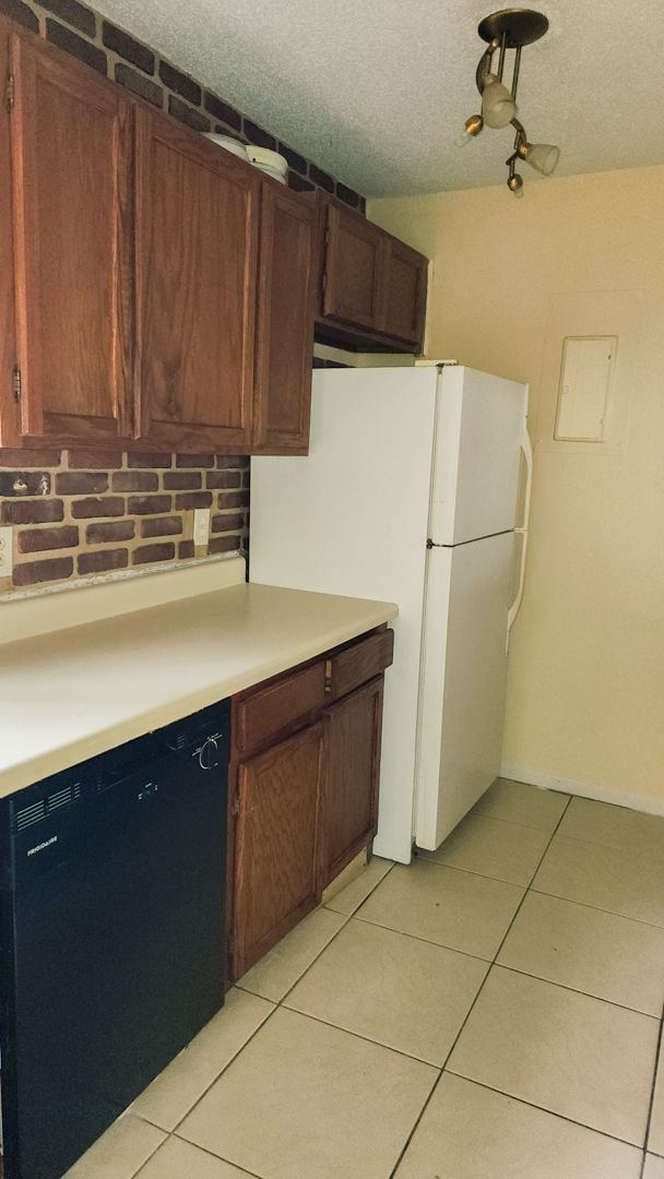 Photo - 486 Tamarack St