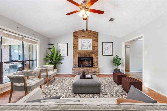 Photo - 421 St Andrews St