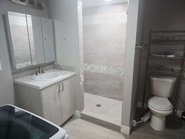 Building Photo - Spacious 3 bed, 2 Bath 1194 SF Single level home, Large fenced yard, A/C