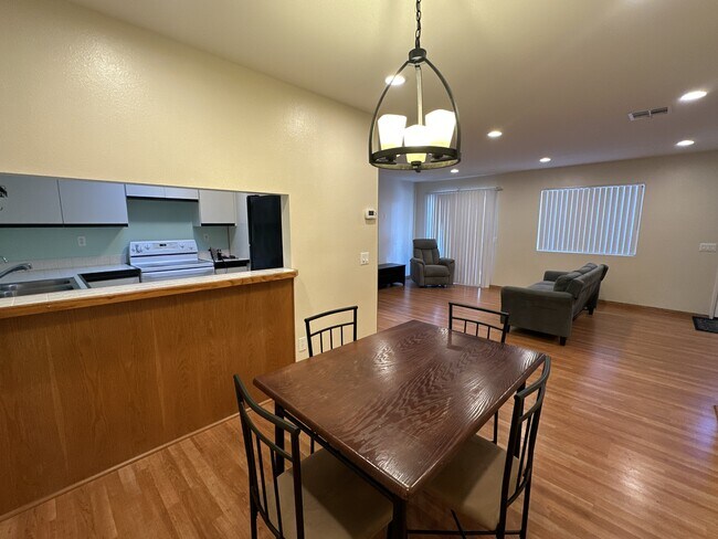 Photo - 633 Church St