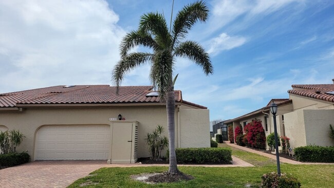 Building Photo - Seasonal/short term renovated 3/3 villa with golf course views on Longboat Key!
