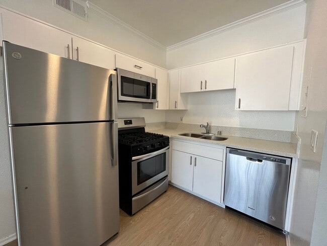 Photo - 14900 Moorpark Street