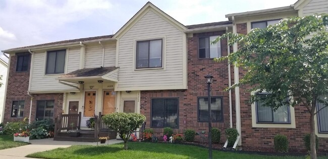 Building Photo - Updated 2 Bed Upper Condo, Vaulted Ceiling...