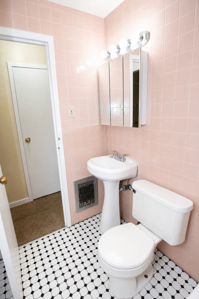 FENWYCK APARTMENTS -- 024