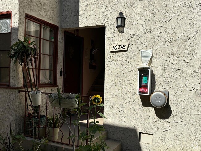 Building Photo - CHARMING APARTMENT IN NORTH HOLLYWOOD Unit III