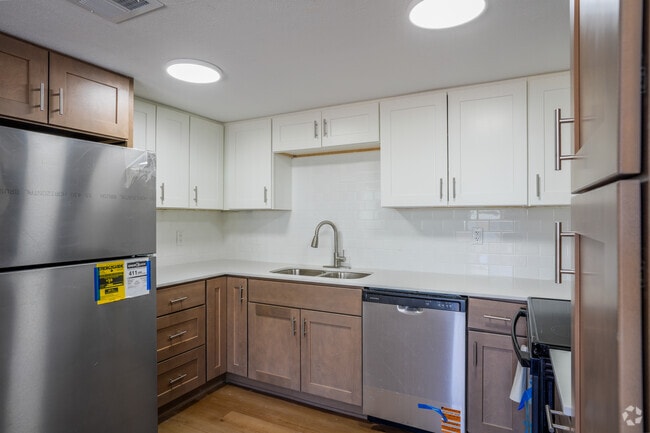 3BR, 2BA - 973SF - Kitchen