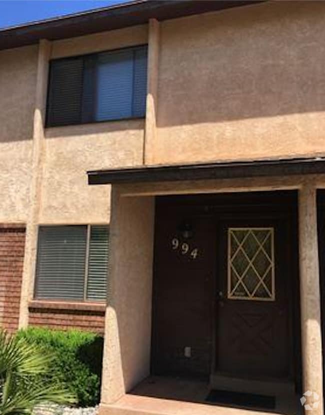 Building Photo - 2 Bedroom 1.5  bath townhome with communit...