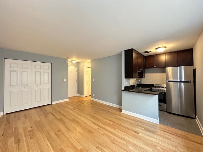 Building Photo - 644 W Grace St Unit J04P
