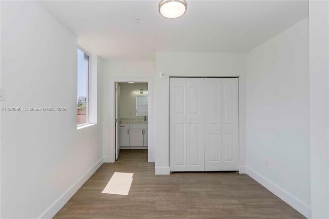 Photo - 1620 NW 18th St Unidad 307