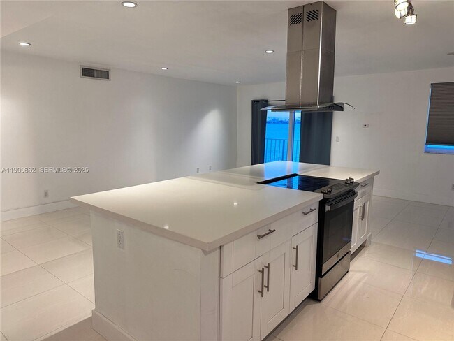 Building Photo - 1790 S Treasure Dr Unit 4C