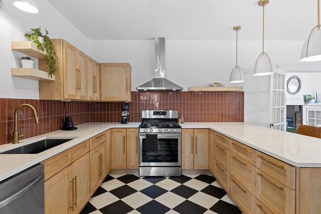 3 Bed | 2 Bath | Fenced Backyard + Beautif... - 3 Bed | 2 Bath | Fenced Backyard + Beautif... House