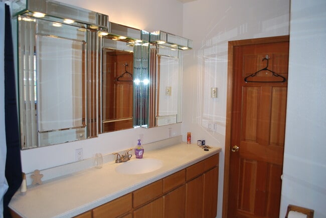 Building Photo - 622 Nickey Way Unit Upper