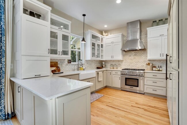 HERMOSA cocina de chef remodelada a medida con electrodomésticos Thermador Professional - 4144 Lost Canyon Drive