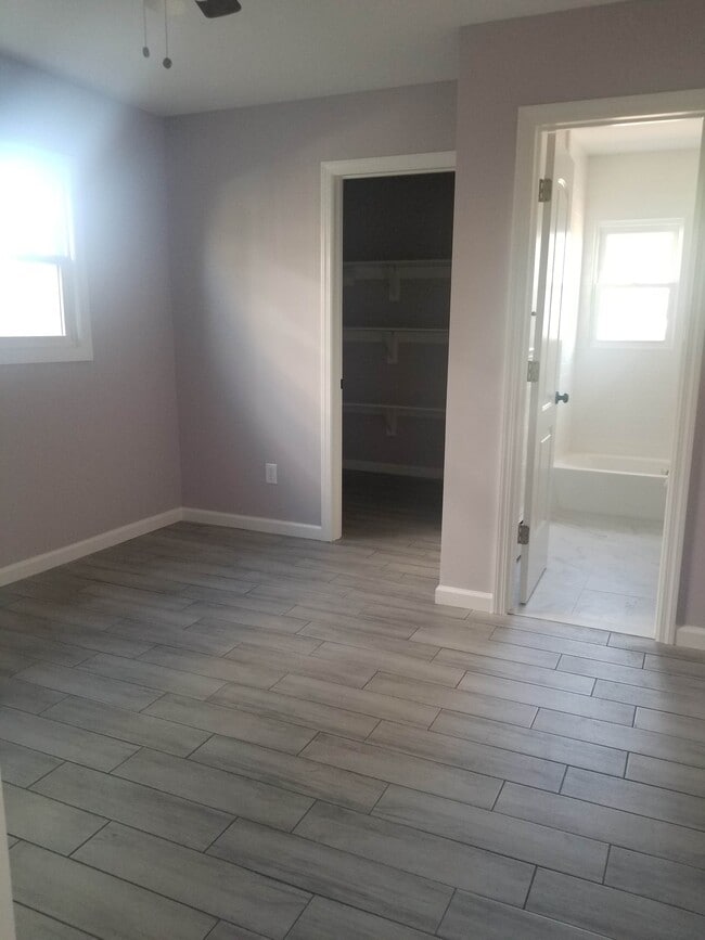 Bedroom W/Closet - 456 Lincoln Blvd