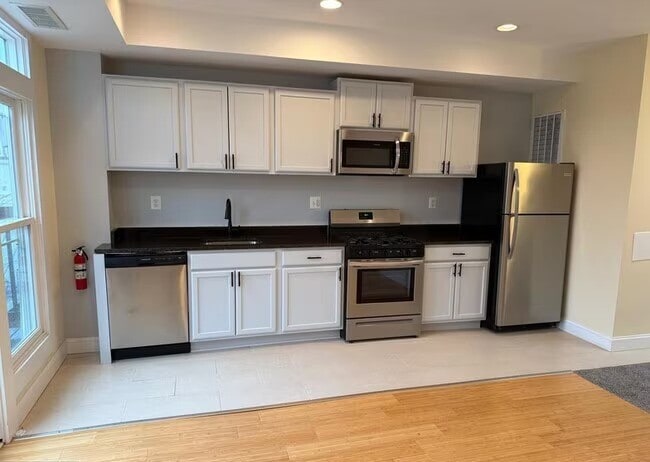 Building Photo - 532 8th St SE Unit Penthouse