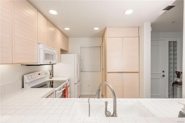 Photo - 2233 Martin Unit 115