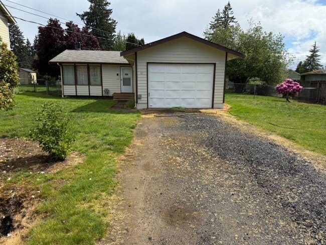 2 Bedroom Home with Large Fenced Yard in T... - 2 Bedroom Home with Large Fenced Yard in T...