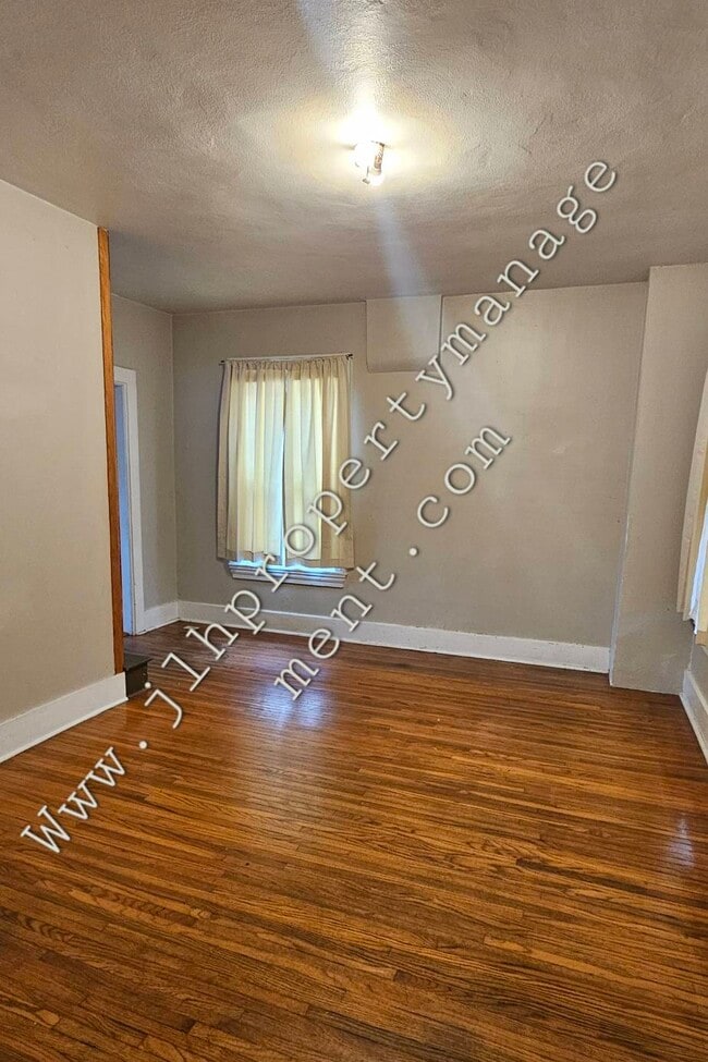 Photo - 618 W Clark St