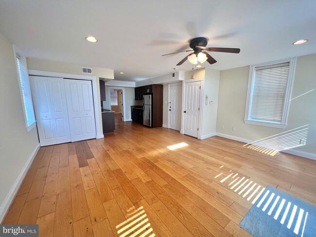 Building Photo - 1017 W Cross St