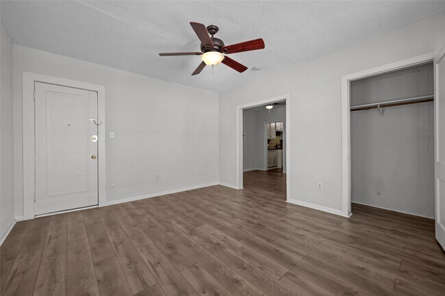 Building Photo - 907 W Gray St Unit 2