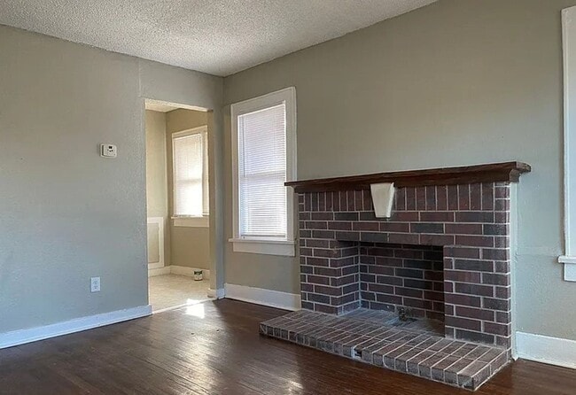 Building Photo - Charming 1 Bed Near Plaza District | Historic Character + Secure Entry Unit D