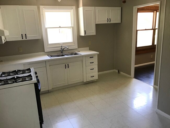 Kitchen - 2814 Greenbush St