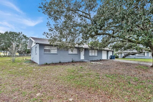 Building Photo - 815 Sherwood Dr