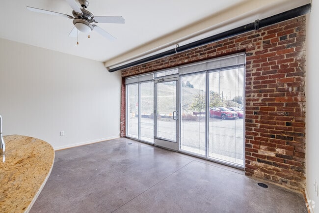 2BR, 2BA - 980SF - Living Room