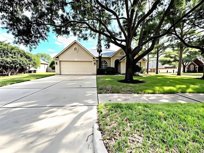 Building Photo - 1423 Greenway Village Dr