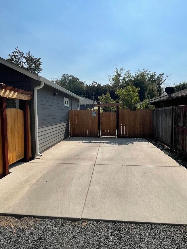 Photo - 126 W 20th St Unit 3