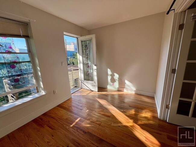 Building Photo - 2BR 1BA w/ Balcony & In Unit Laundry In Bushwick