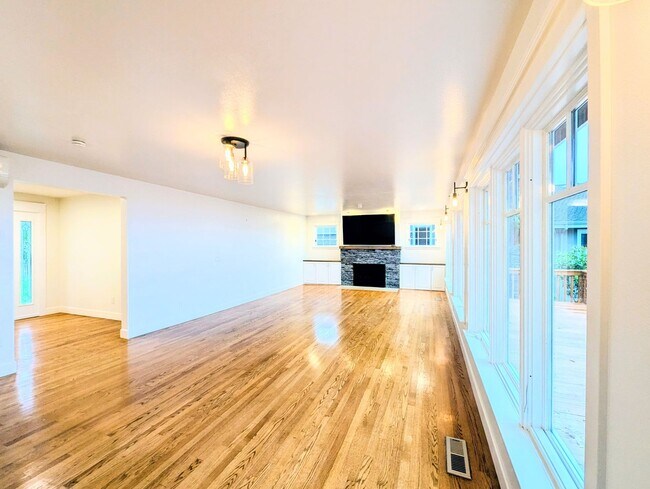 Photo - 4Bd/2.75Ba Mukilteo House