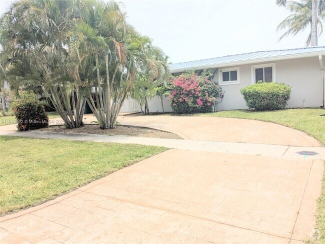 Building Photo - 4940 NE 27th Ave Rental